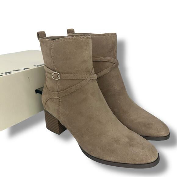 NEW Anne Klein Tan Bootie Size 7.5 Beige Suede Strappy Buckle Heeled Ankle Boot - Picture 1 of 11